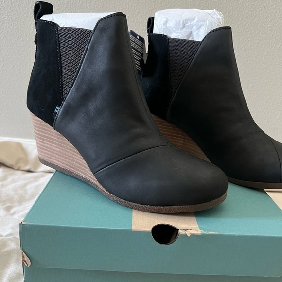 TOMS “Kelsey” Black Wedge Ankle Boots - Picture 1 of 4